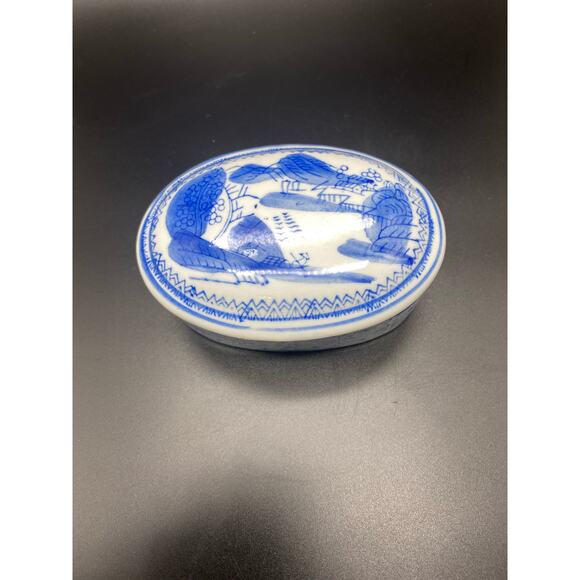 Vintage Oriental Porcelain Trinket Box in Oval shape White and Blue pattern. - Picture 2 of 9